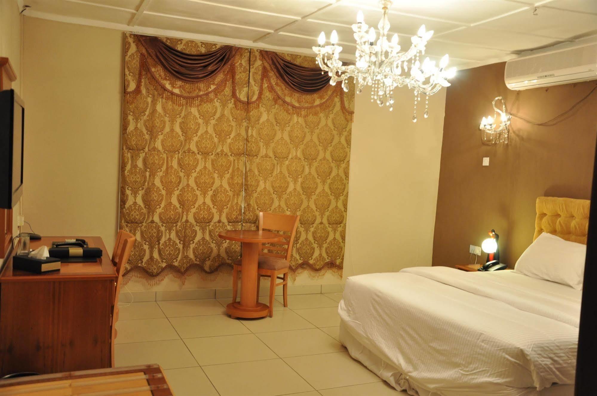 The Country Lodge Hotel Фрийтаун Екстериор снимка