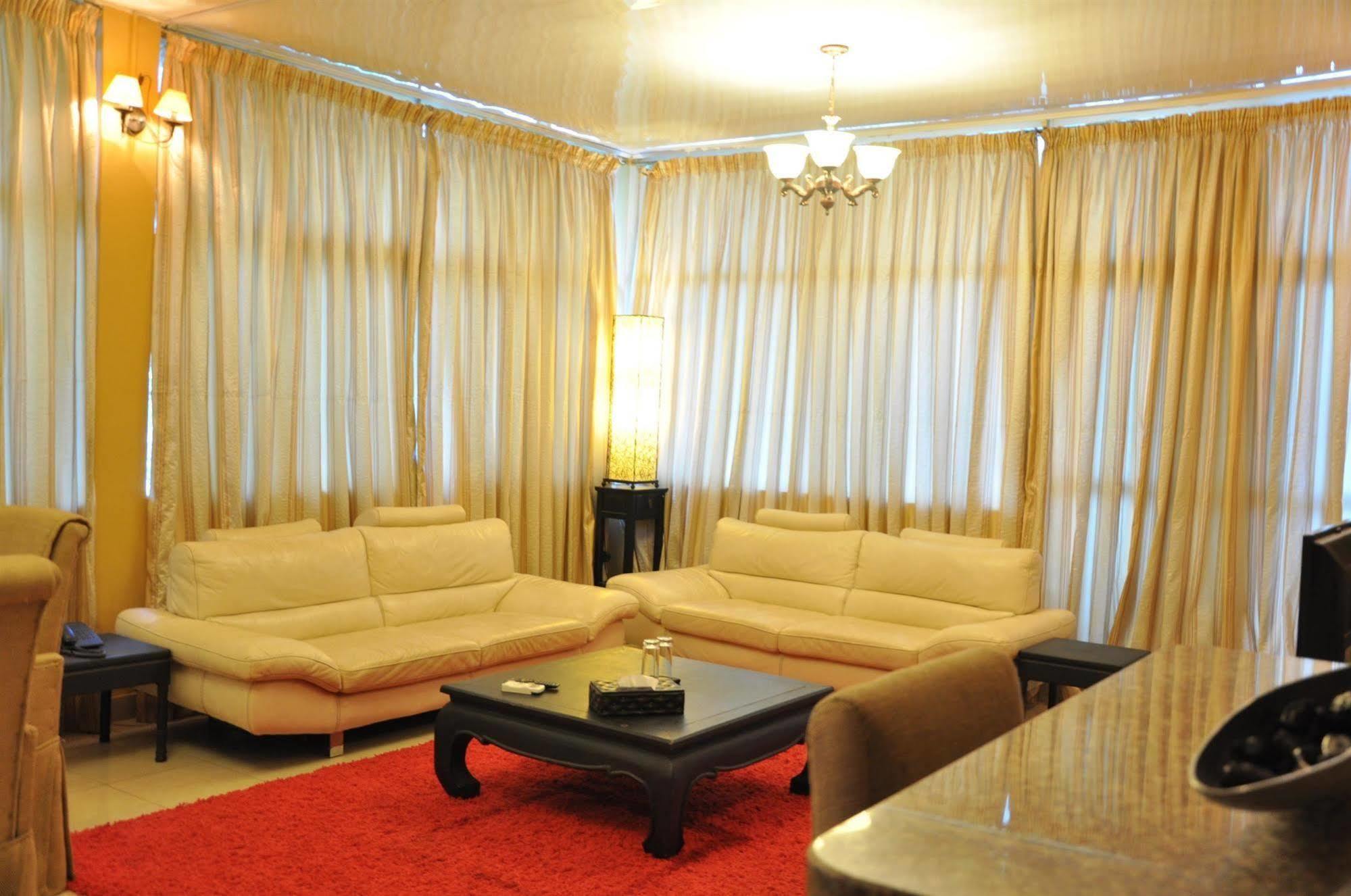 The Country Lodge Hotel Фрийтаун Екстериор снимка